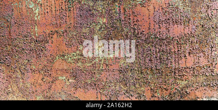 Smaltato superficie incrinata della vecchia auto carrello porta era dipinta di giallo i colori verde e rosso. Vintage texture concetto panoramica Foto Stock