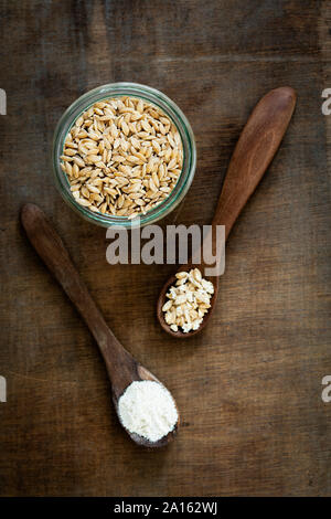 Grani antichi, Einkorn Weat nel vasetto di vetro sotto forma di grani, scaglie e farina Foto Stock