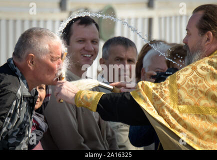 Testa della Gagarin Cosmonaut Training Center Operations team di Baikonur e ex cosmonauta Valery Korzun è benedetta dal sacerdote russo ortodosso Padre Sergei presso il cosmodromo di Baikonur launch pad il 24 settembre 2019, di Baikonur in Kazakhstan. Expedition 61 membri di equipaggio Jessica Meir della NASA e Oleg Skripochka di Roscosmos e partecipante al volo spaziale Hazzaa Ali Almansoori degli Emirati Arabi Uniti lancerà 25 Settembre sul Soyuz MS-15 navicella spaziale dal cosmodromo di Baikonur alla Stazione spaziale internazionale. Foto NASA da Bill Ingalls/UPI Foto Stock