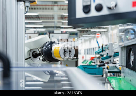 Il braccio del robot di montaggio funzionamento interno moderno stabilimento, Stoccarda, Germania Foto Stock