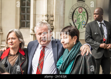 Londra, Regno Unito. 24Sep, 2019. Plaid Cymru MP Liz Saville-Roberts (L) Partito nazionale scozzese leader in House of Commons Ian Blackford (C) e il Partito dei Verdi MP Caroline Lucas al di fuori della Corte suprema dopo la sentenza che il Boris Johnson il governo ha agito illegittimo nella loro proroguation del Parlamento. Credito: David Rowe/Alamy Live News Foto Stock