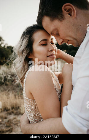 Affettuosa sposa e lo sposo in campagna Foto Stock