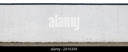 Lungo bianco di cemento intonacato parcheggio auto parete. Isolato su bianco outdoor oggetto panoramica Foto Stock