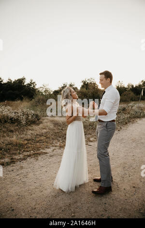 Affettuosa sposa e lo sposo in campagna Foto Stock