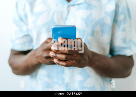 Close-up di uomo con telefono cellulare Foto Stock