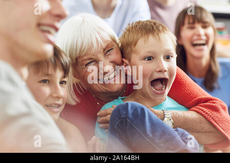 Le tre generazioni della famiglia divertimento a casa Foto Stock