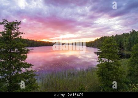 Un lago al tramonto nella regione di Tjust, sud-est della Svezia Foto Stock