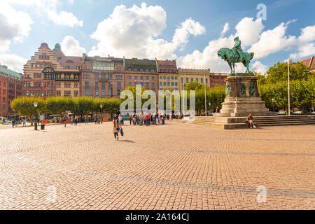 La Svezia, Malmo, Karl Gustav X statua in town square Foto Stock