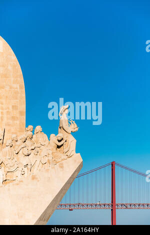 Il Portogallo, Lisbona, Belem, il Monumento delle Scoperte e 25 de Abril Bridge contro il cielo chiaro Foto Stock