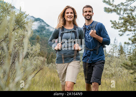 Una giovane coppia in un viaggio escursionistico, Vorderriss, Baviera, Germania Foto Stock