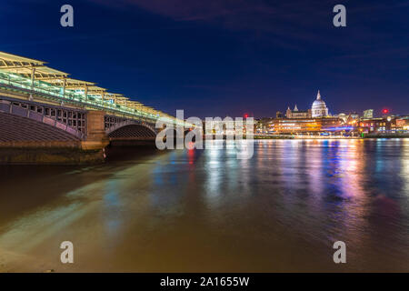 Skyline di Londra City con Blackfriars Bridge di Londra, Regno Unito Foto Stock