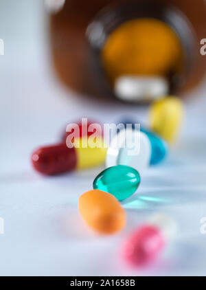 Una varietà di farmaci in caduta da un flacone di farmaco. Foto Stock