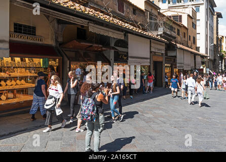 I turisti ospiti sul ponte vecchio di Firenze, Toscana, Italia. Foto Stock