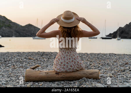 Giovane donna godendo di spiaggia al tramonto Foto Stock