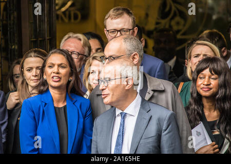 24 Settembre, 2019. Londra, Regno Unito. Un felice cercando Gina Miller al di fuori della Corte suprema dopo undici giudici avevano all'unanimità ha sentenziato che la Boris Johnson il governo aveva agito illegittimo nella loro proroguation del Parlamento. David Rowe/ Alamy Live News. Foto Stock