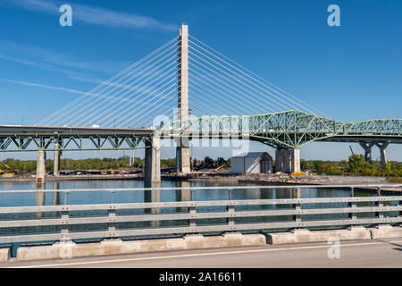 Montreal, Canada - 19 Settembre 2019: Nuova Champlain bridge accanto al vecchio ponte Champlain da Estacade pista ciclabile. Foto Stock