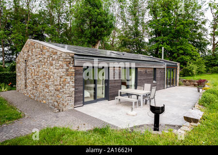 Casa unifamiliare con pannelli solari sul tetto Foto Stock