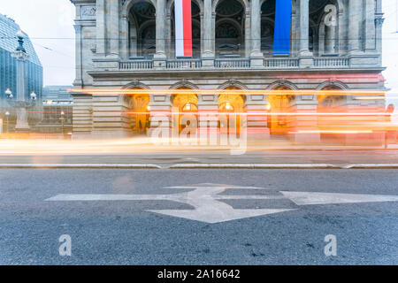 Teatro Nazionale di sera con percorsi di luce in primo piano, Praga, Repubblica Ceca Foto Stock