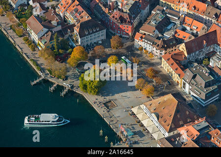 Germania, Baden-Württemberg, Uberlingen, vista aerea del Lago di Costanza e la città vecchia Foto Stock