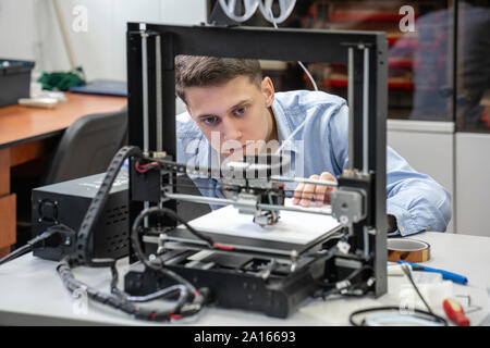 Studente impostazione stampante 3D Foto Stock