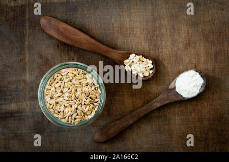 Grani antichi, Einkorn Weat nel vasetto di vetro sotto forma di grani, scaglie e farina Foto Stock