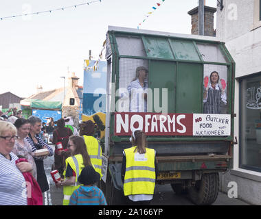 Dh Shopping festival settimana STROMNESS ORKNEY agricoltori galleggiante sfilata in costume processione vegane protestare contro la scozia Foto Stock