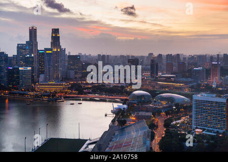 Skyline del Financial District, Esplanade waterfront promenade e Marina Bay, Singapore Foto Stock