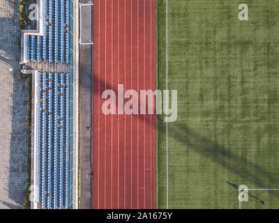Vista aerea della tribuna, pista e campo di calcio, Tikhvin, Russia Foto Stock