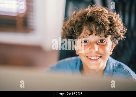 Ritratto di ragazzo sorridente a casa Foto Stock