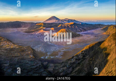 Vista aerea del Monte Bromo, è un vulcano attivo e parte del massiccio del Tengger, in East Java, Indonesia. Famosa destinazione di viaggio backpacker Foto Stock