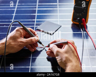 Tecnico di resistore di misura di silicio celle solari Foto Stock