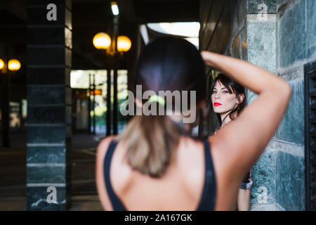 Giovane donna in posa per scattare una foto Foto Stock