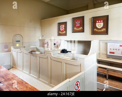 Interno dell'Aula a Ripon Courthouse Museum Ripon North Yorkshire, Inghilterra Foto Stock