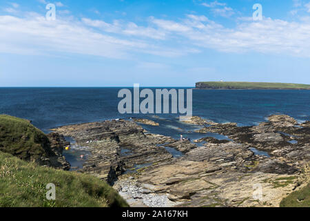 dh BIRSAY BAY ORKNEY Famiglia piscina rocciosa spiaggia piscine uk bagnanti Foto Stock