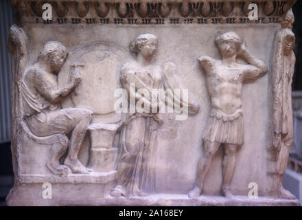 Dettagli su un scolpito sarcofago romano davanti alla Troy mostra presso il British Museum di Londra. Foto Stock