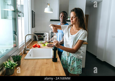 Donna di aprire una bottiglia di vino con un cavatappi. Close-up Foto stock  - Alamy