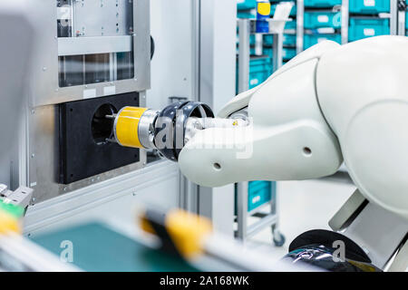 Il braccio del robot di montaggio funzionamento interno moderno stabilimento, Stoccarda, Germania Foto Stock