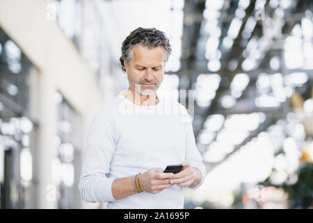 Ritratto di uomo maturo utilizza lo smartphone Foto Stock