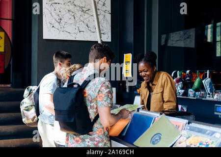 Gli studenti nel record store shopping per vinili Foto Stock