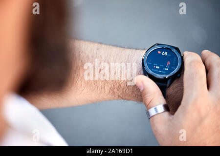 Close-up di uomo il controllo di dati medici sulla smartwatch Foto Stock