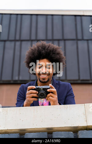 Felice l'uomo elegante guardando una telecamera Foto Stock
