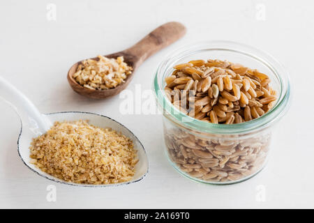 Grani antichi, polacco del frumento nella ciotola come grano, grossolana e farina di semola Foto Stock