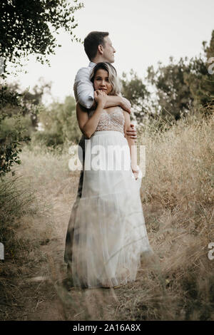 Affettuosa sposa e lo sposo in campagna Foto Stock