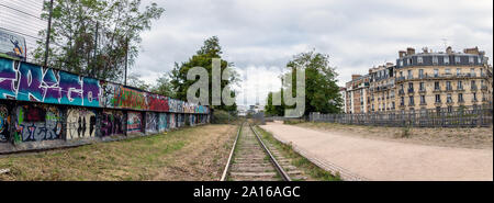 Vecchia ferrovia della Petite Ceinture a Parigi Foto Stock