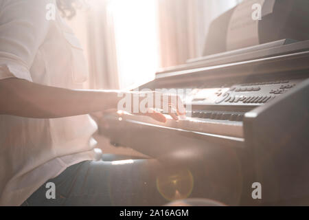 Close-up di donna suonare il pianoforte Foto Stock