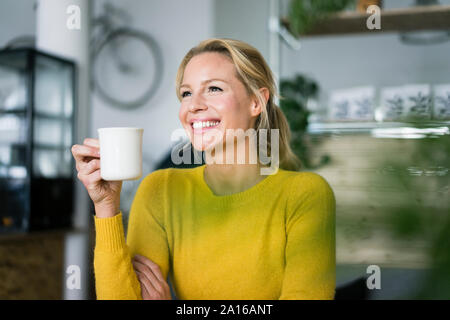 Pretty Woman in coffee shop, bere caffè Foto Stock