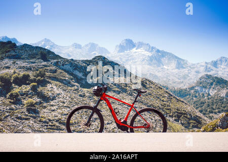 Un tutti i terreni bicicletta accanto alle montagne di Lagos de Covadonga, Asturias, Spagna Foto Stock