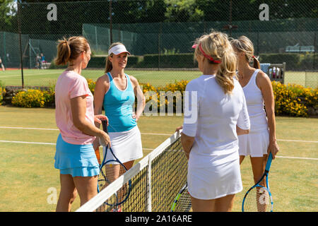 Donne mature la finitura match di tennis su erba corte Foto Stock