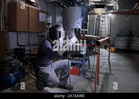 Saldatore sul lavoro Foto Stock