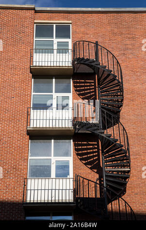 Spirale nera fire escape su un edificio di mattoni esterno, Oslo. Foto Stock